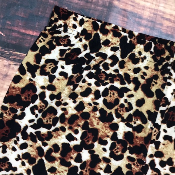<< PLUS Size Soft Leopard Leggings >> - Picture 3 of 5